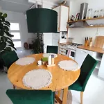 Urokliwy Azyl W Mieście: Komfort I Spokój, Projektor I Hi-fi, 6 Minut Kolejką Do Centrum. Apartament *