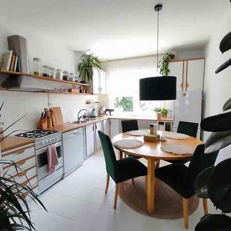 Apartament Urokliwy Azyl W Miescie: Komfort I Spokoj, Projektor I Hi-fi, 6 Minut Kolejka Do Centrum.