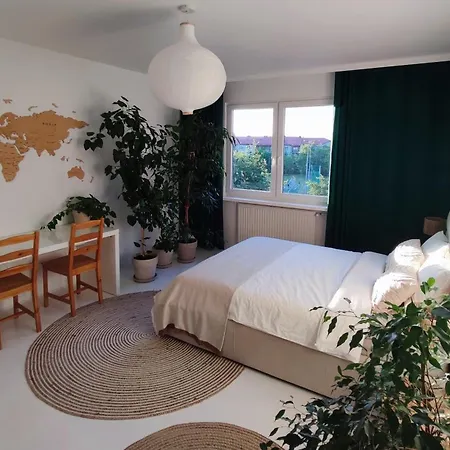 Apartament Urokliwy Azyl W Miescie: Komfort I Spokoj, Projektor I Hi-fi, 6 Minut Kolejka Do Centrum.