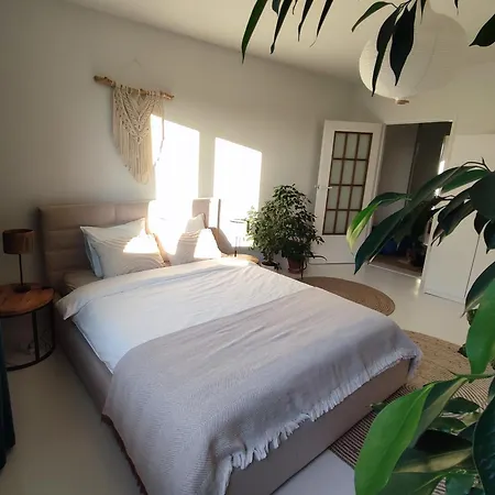 Apartament Urokliwy Azyl W Mieście: Komfort I Spokój, Projektor I Hi-fi, 6 Minut Kolejką Do Centrum.