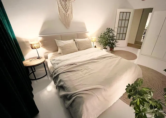 Urokliwy Azyl W Mieście: Komfort I Spokój, Projektor I Hi-fi, 6 Minut Kolejką Do Centrum. * Poznań