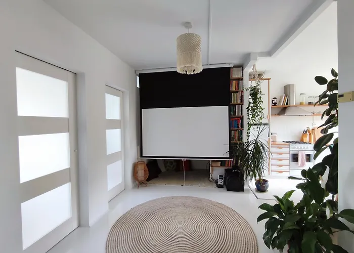 Urokliwy Azyl W Mieście: Komfort I Spokój, Projektor I Hi-fi, 6 Minut Kolejką Do Centrum. Poznań