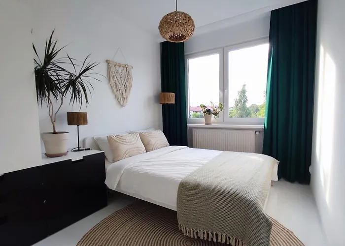 Urokliwy Azyl W Mieście: Komfort I Spokój, Projektor I Hi-fi, 6 Minut Kolejką Do Centrum.