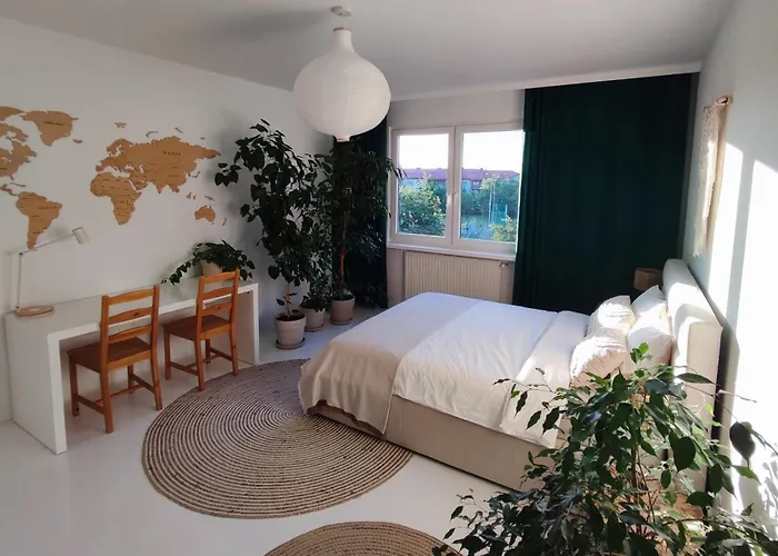 Apartment Urokliwy Azyl W Miescie: Komfort I Spokoj, Projektor I Hi-fi, 6 Minut Kolejka Do Centrum.