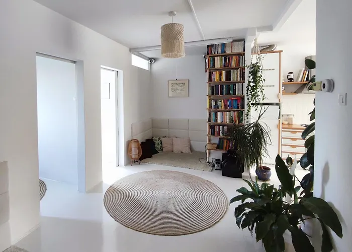 Urokliwy Azyl W Mieście: Komfort I Spokój, Projektor I Hi-fi, 6 Minut Kolejką Do Centrum.